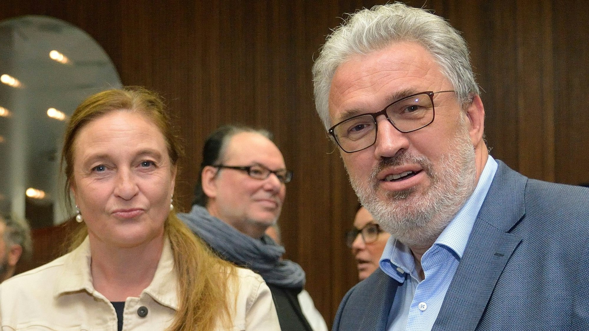Die Politiker Ursula Ehren (Grüne) und Gerhard Zorn (SPD) stehen an einem Wahlabend im großen Sitzungssaal des Kreishauses.