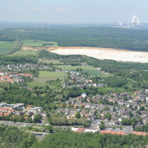 Stadtteil Grube Carl in Frechen, im Hintergrund Grube Sandgrube Quarzwerke.