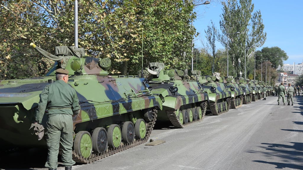Unser Archivfoto (2014) zeigt serbische Panzer, die für eine Militärparade zusammengezogen werden.