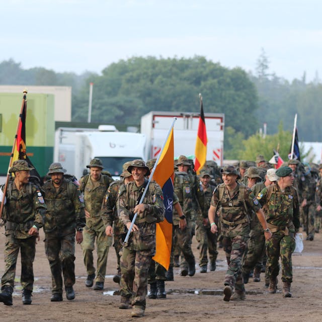 Das Foto zeigt Soldaten beim Nimwegen-Marsch.
