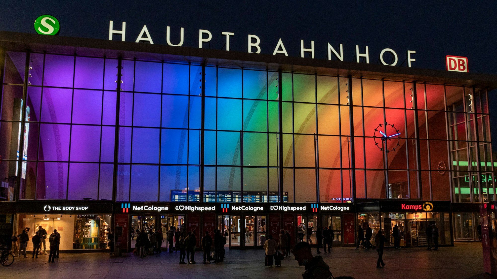 Zum Pride Month Juni ist der Hauptbahnhof in der Kölner Innenstadt erneut in Regenbogenfarben von innen beleuchtet.