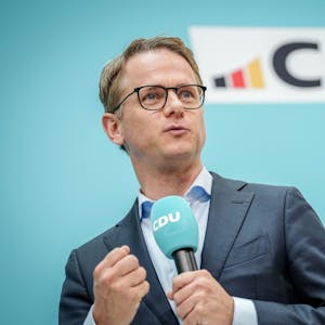 Carsten Linnemann, CDU-Generalsekretär vor dem neuen CDU-Logo im Konrad-Adenauer-Haus, der CDU-Parteizentrale