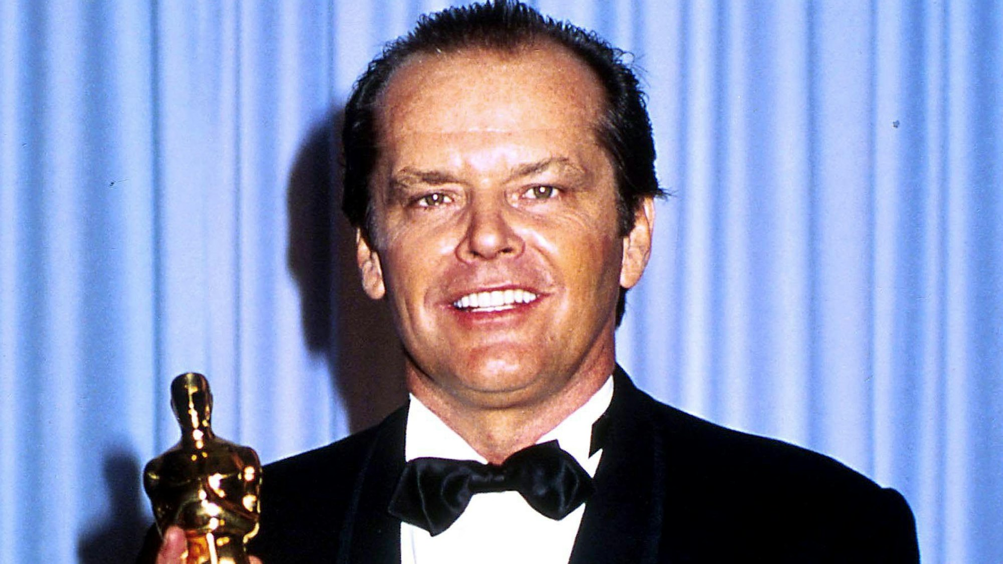 Jack Nicholson hält seinen Oscar bei der 56. Oscarverleihung im Jahre 1984.