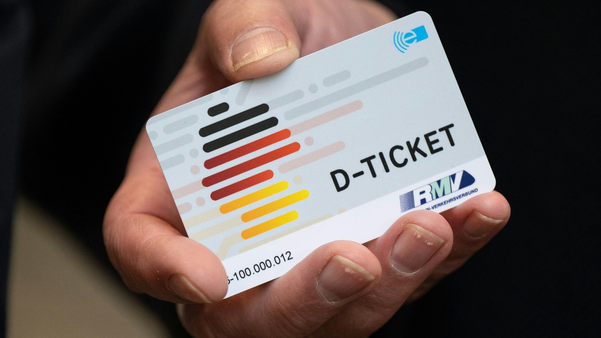 Ein «D-Ticket» im Chipkartenformat wird in den Händen gehalten