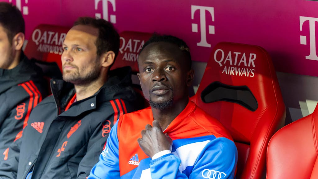 Sadio Mané und Daley Blind sitzen auf der Bayern-Bank.
