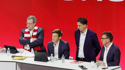 (v.l.) Werner Wolf, Carsten Wettich, Christian Keller und Markus Rejek bei der Mitgliederversammlung des 1. FC Köln.