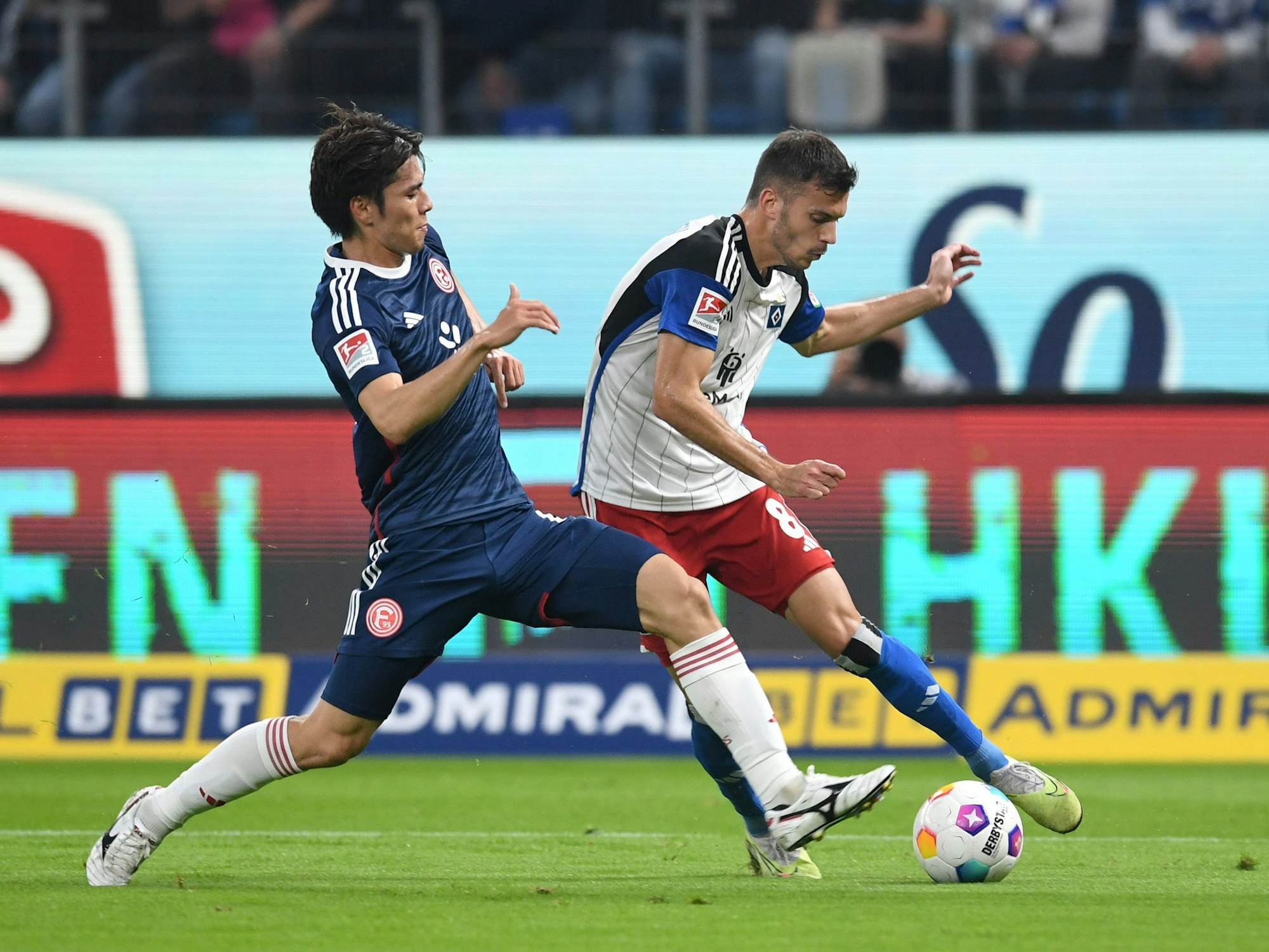 Hamburgs Laszlo Benes (r.) und Fortuna Düsseldorfs Ao Tanaka kämpfen um den Ball.