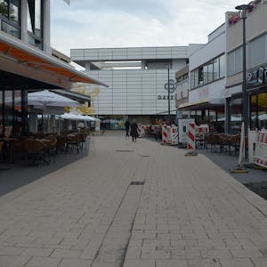 Die Berliner Straße in Euskirchen ist noch eine Baustelle. Das erst wenige Monate alte Pflaster muss nun wegen gravierender Mängel neu verlegt werden.