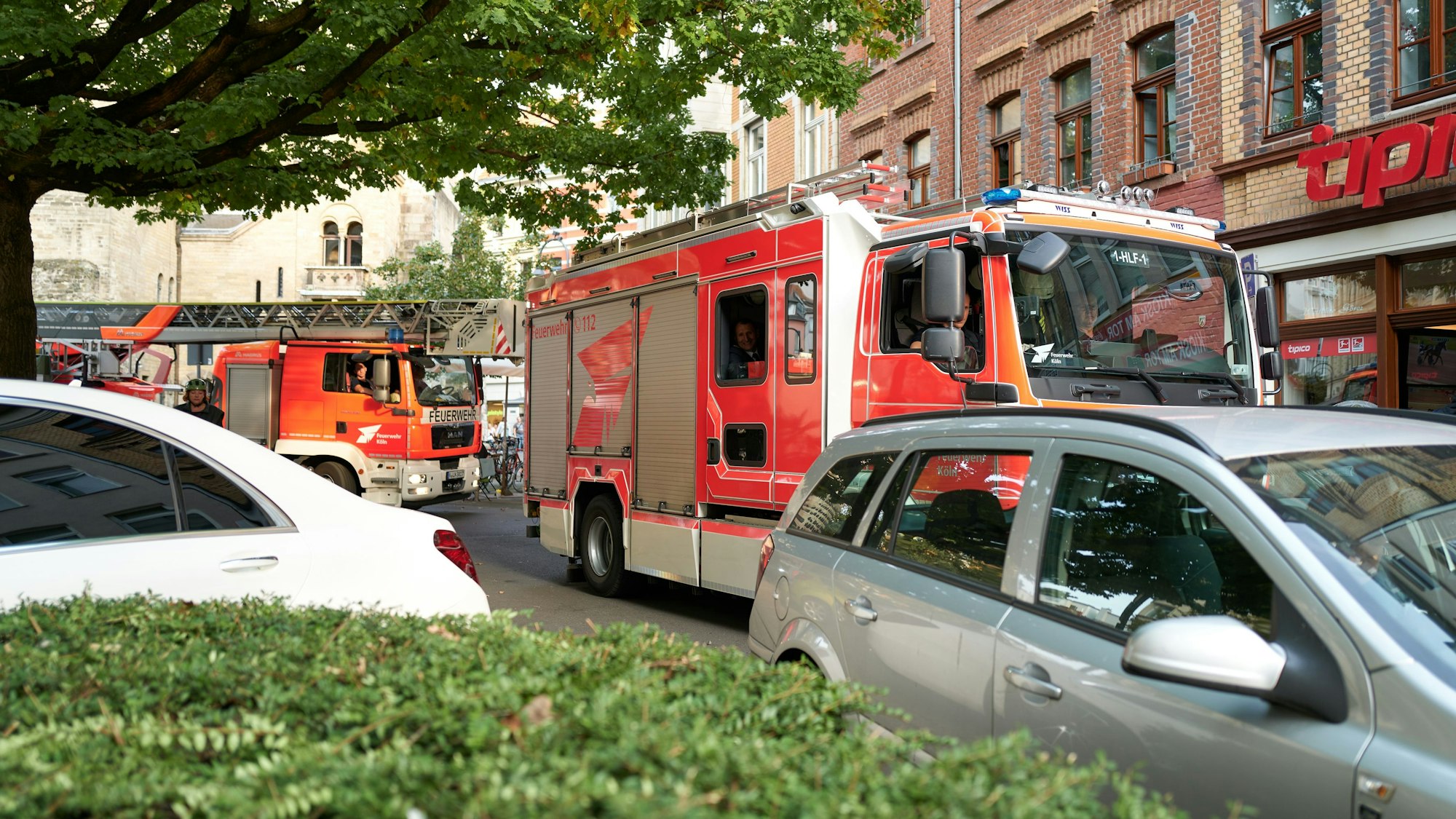 Feuerwehrfahrzeuge bei der Aktionsfahrt im Agnesviertel