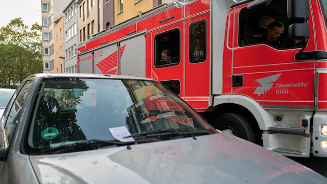 Falschparker im Gereonsviertel behindern ein Feuerwehrfahrzeug.