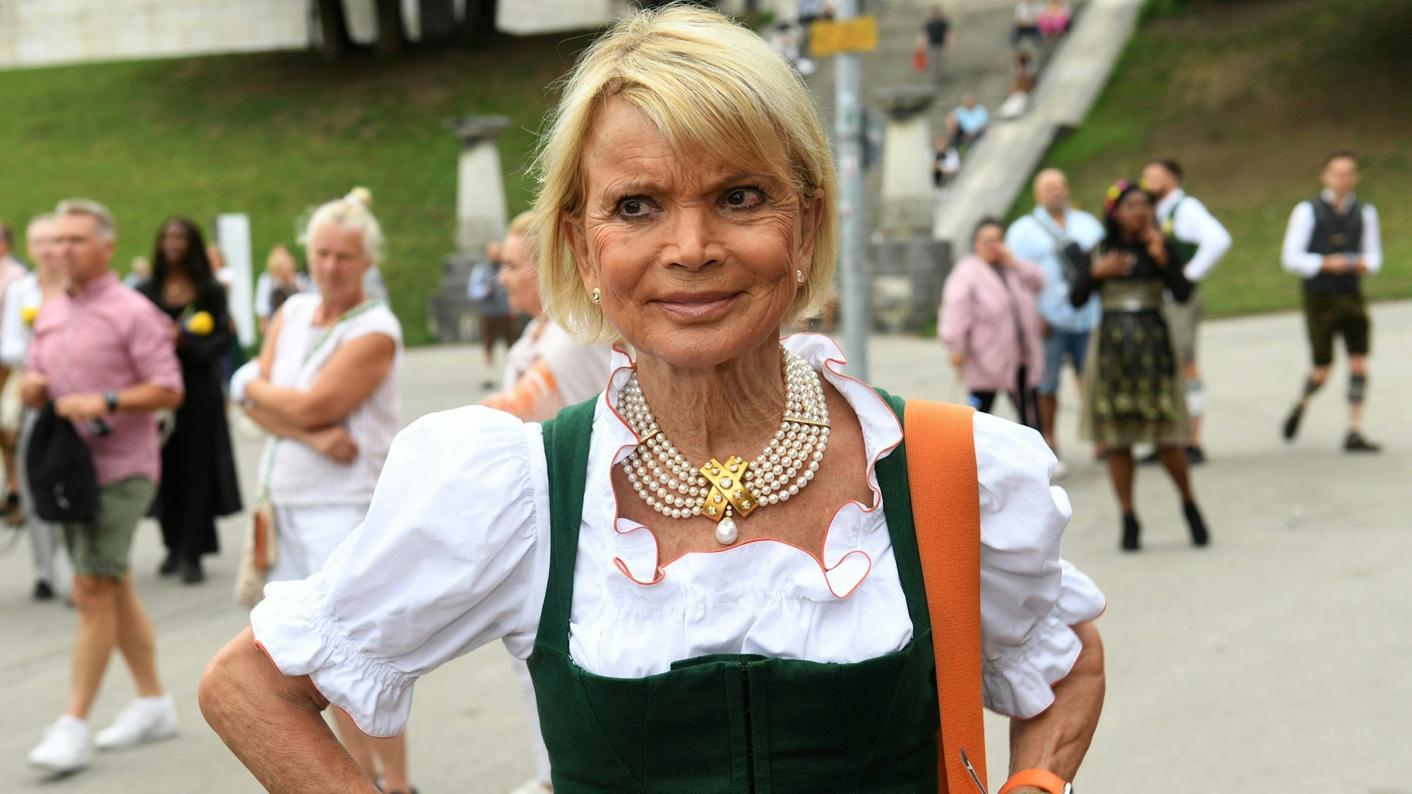 Schauspielerin Uschi Glas zeigt sich am 18. September 2023 vor der Sixt-Damenwiesn vor dem Schützenfestzelt auf dem Oktoberfest.