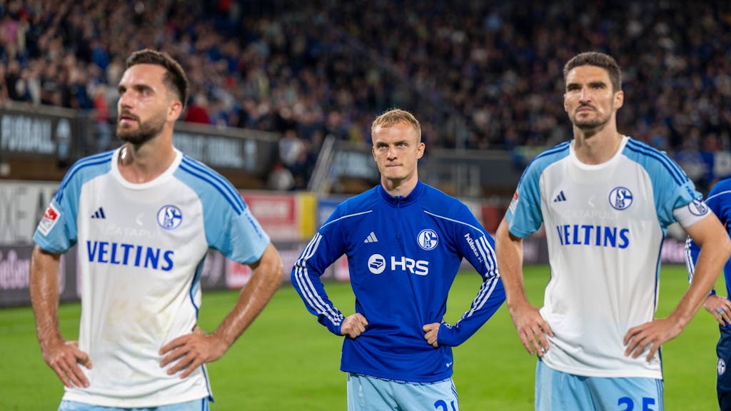 Kenan Karaman (v.li.), Niklas Tauer und Marcin Kaminski stehen nach der Schalke-Niederlage in Paderborn enttäuscht vor den Fans.