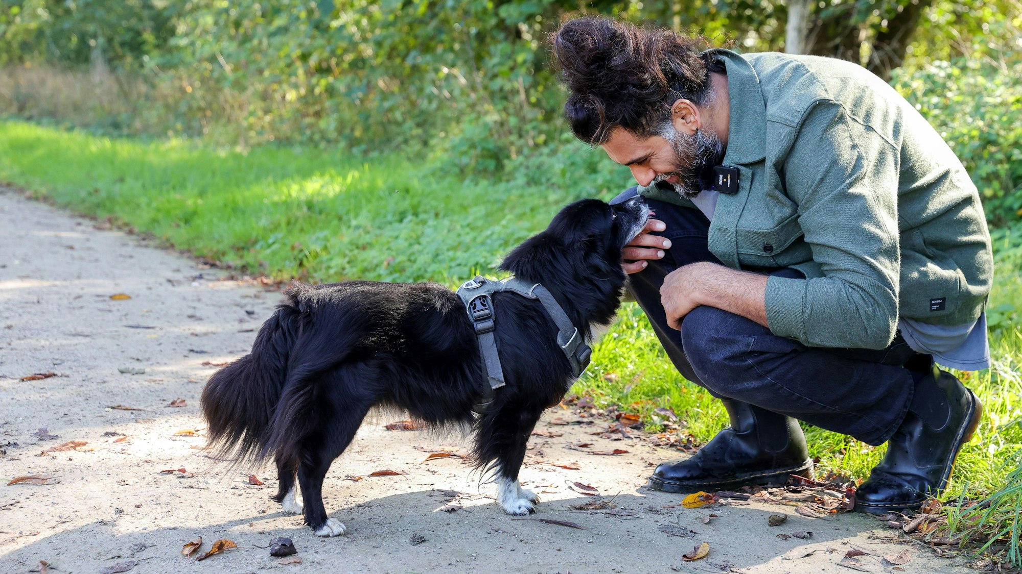 Hunde-Verhaltenstherapeut Masih Samin mit seiner Hündin Thea.