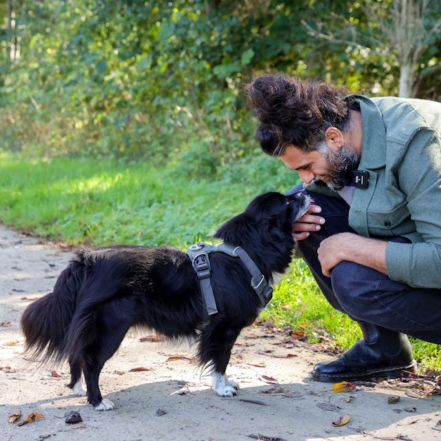 Hunde-Verhaltenstherapeut Masih Samin mit seiner Hündin Thea.&nbsp;