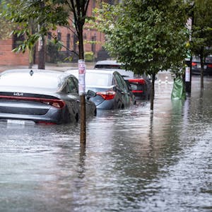 Tropensturm Ophelia zieht über die Ostküste der USA hinweg. New York wird besonders schwer getroffen, mehrere Stadtbezirke wurden überflutet. Der Wetterdienst NWS warnt vor einer Sturzflut.