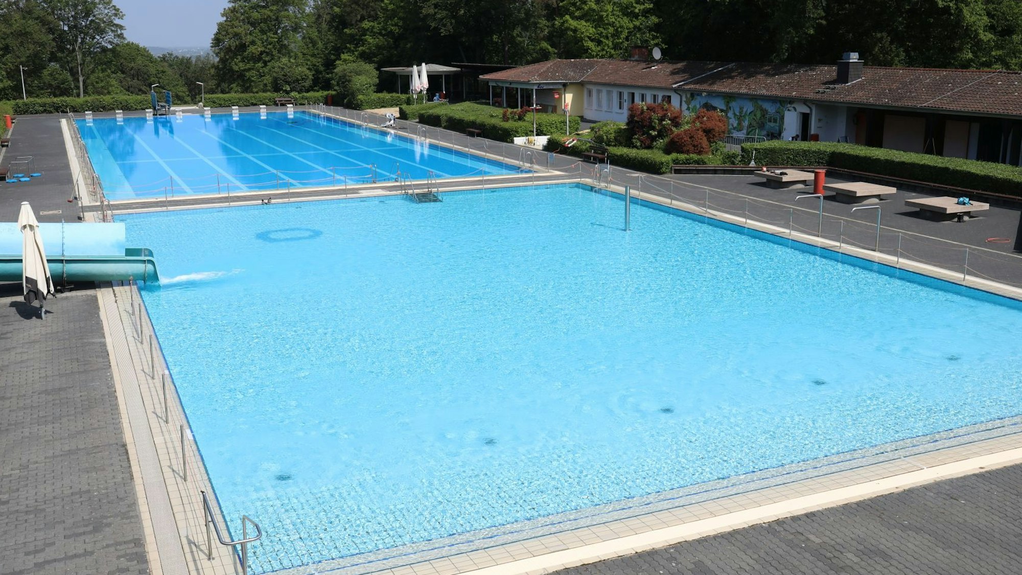Das Bild zeigt das Nichtschwimmer- und das 50-Meter-Becken des Lemmerz-Freibades. Die Becken sind mit Wasser gefüllt.