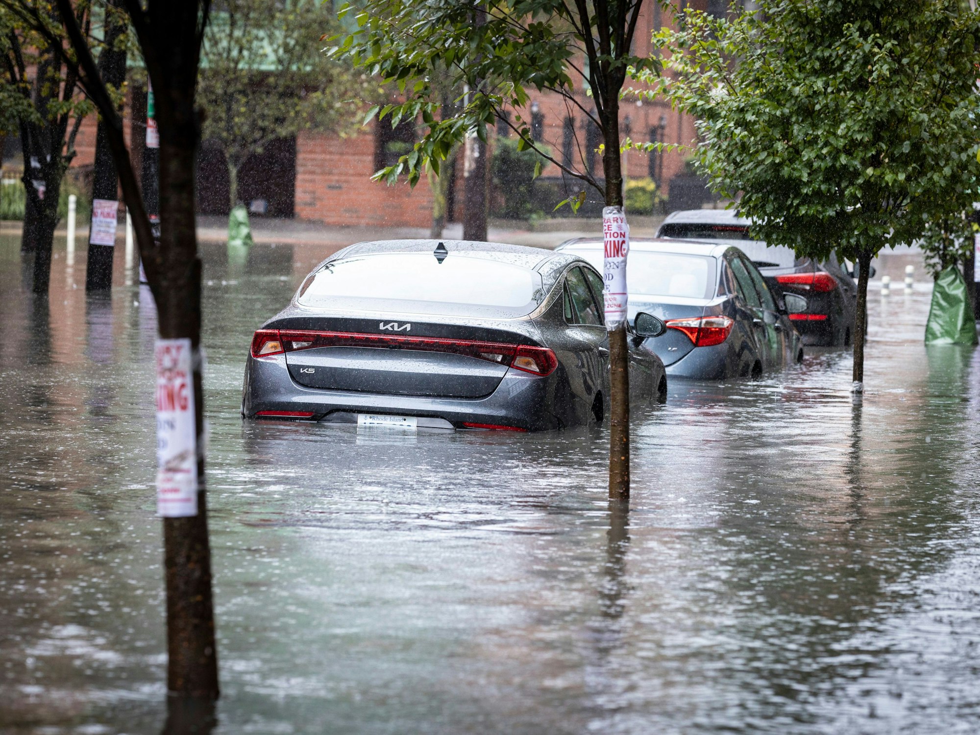 Autos stehen auf einer überfluteten Straße in New York.