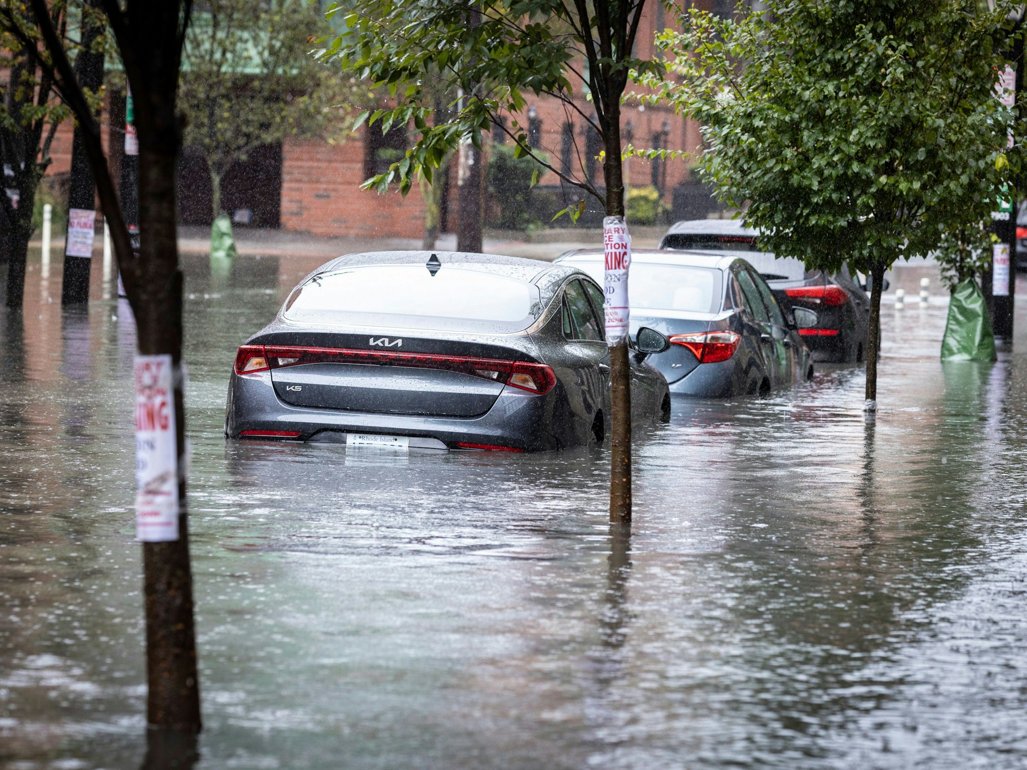 Autos stehen am Freitag, 29. September 2023, auf einer überfluteten Straße. Heftiger Regen hat in der Millionenmetropole New York zu Überschwemmungen und Sperrungen von Autobahnen, Straßen und Flughafenterminals geführt.