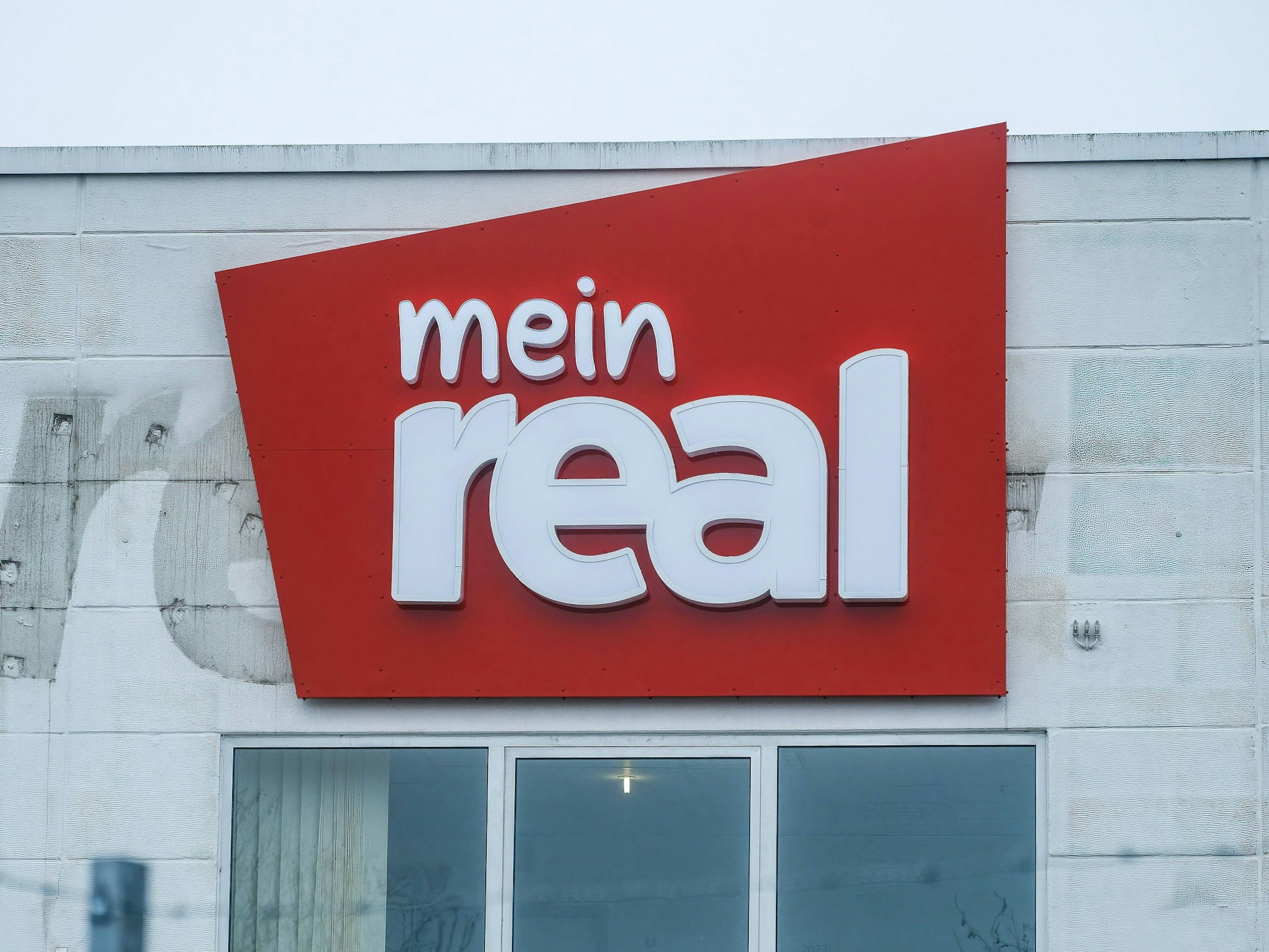 Das „mein Real“-Logo an einer Filiale in Düsseldorf.