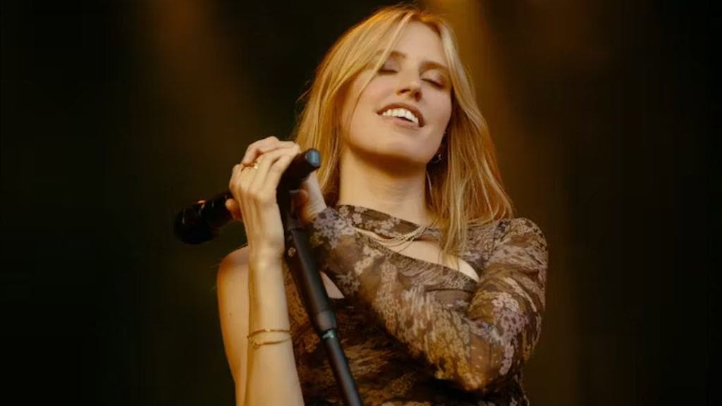 Sängerin LEA steht auf der Bühne und hält ein Mikro in der Hand.