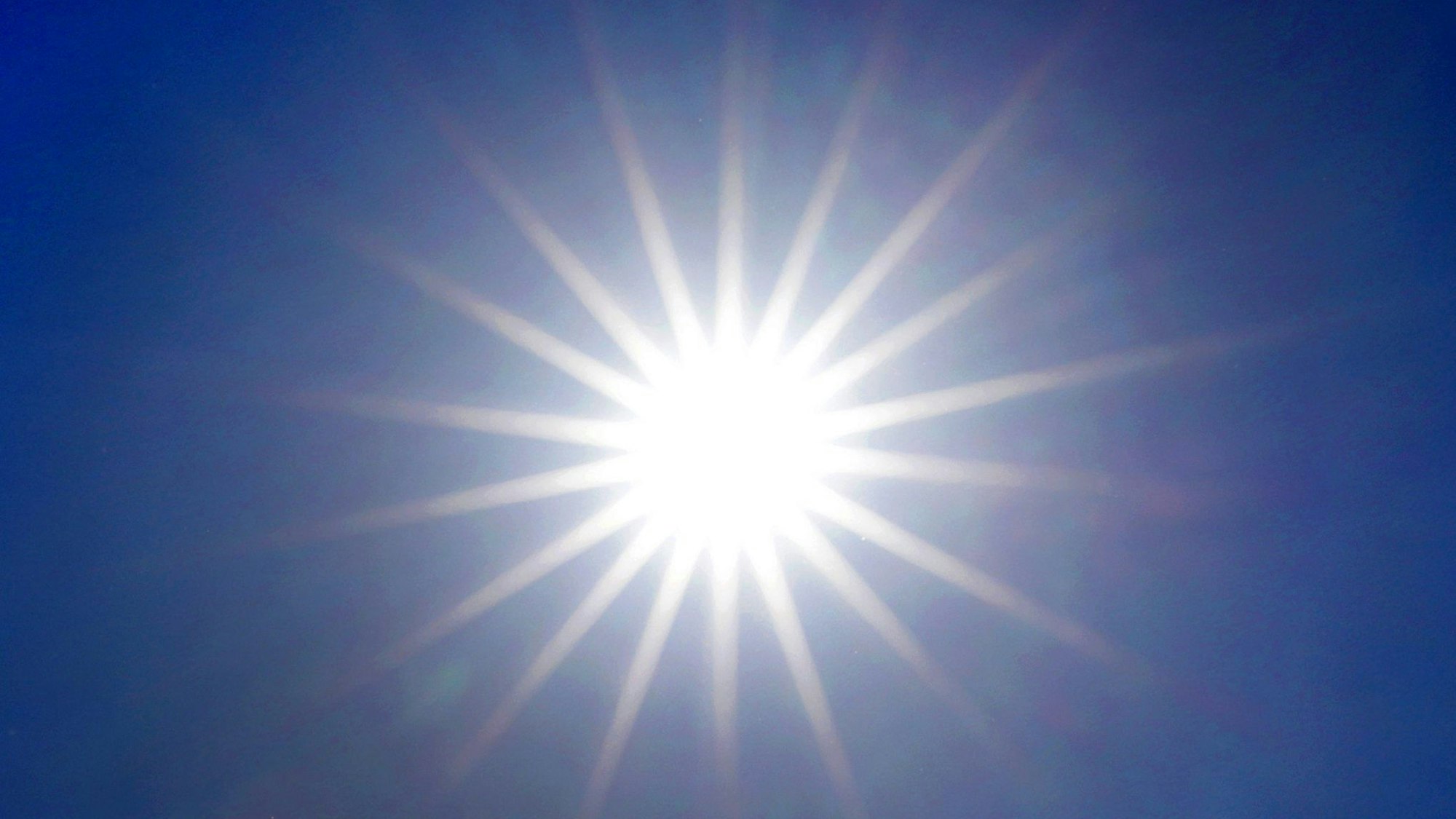 ARCHIV - 27.06.2019, Nordrhein-Westfalen, Düsseldorf: Die Sonne strahlt von einem wolkenlosen Himmel. In diesem Jahr sind nach Schätzungen des Robert Koch-Institut (RKI) bislang rund 3100 Menschen im Zusammenhang mit Hitze gestorben. (zu dpa: "RKI: Dieses Jahr bislang mehr als 3000 Hitzetote in Deutschland") Foto: Martin Gerten/dpa +++ dpa-Bildfunk +++
