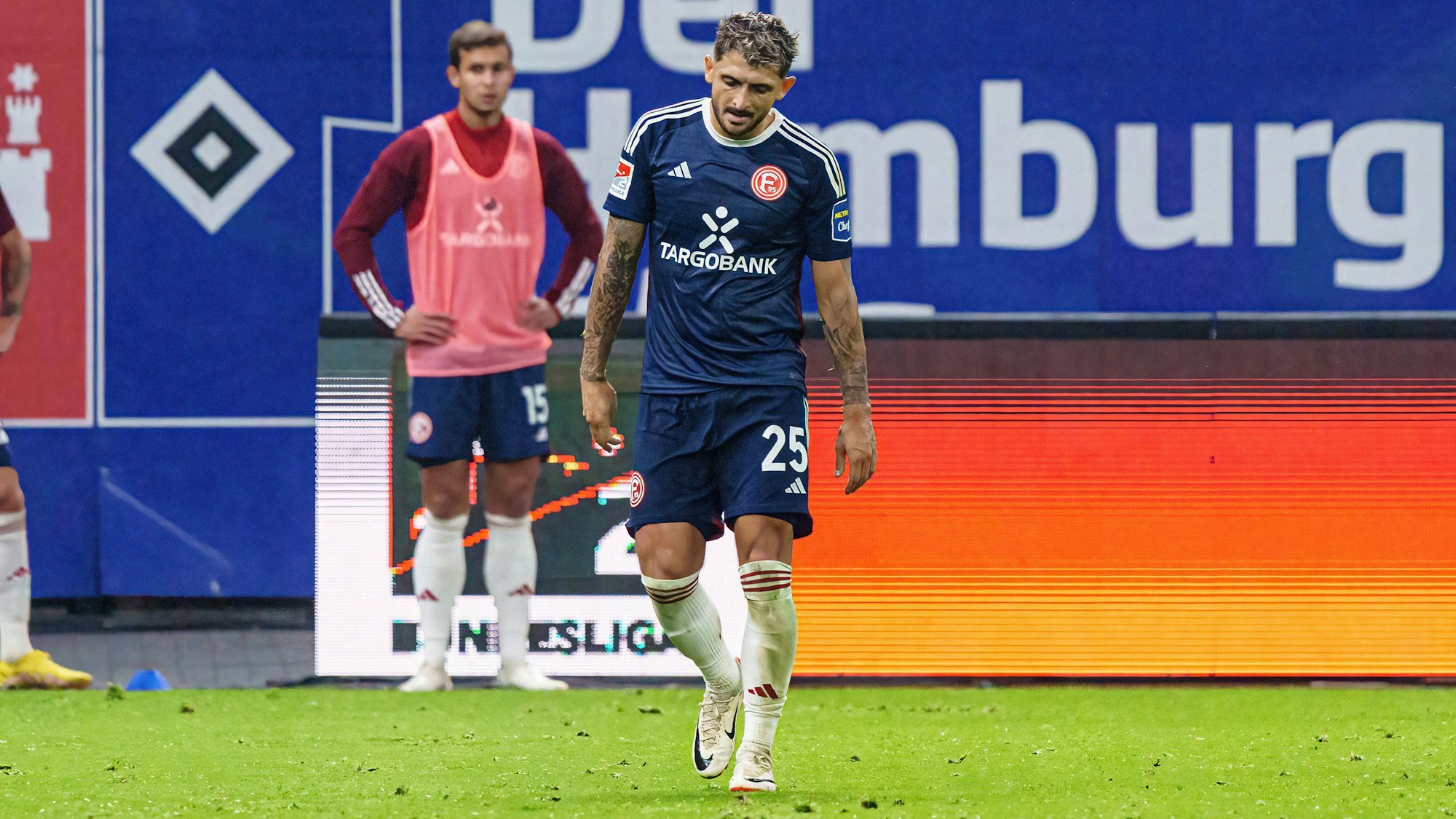 Fortuna Düsseldorfs Matthias Zimmermann geht im Spiel beim HSV nach seinem Platzverweis gefrustet vom Platz.
