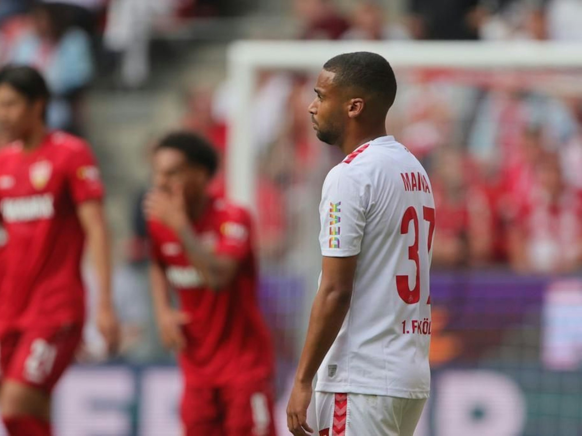 Linton Maina blickt im Spiel des 1. FC Köln gegen den VfB Stuttgart bedient über den Platz. 
