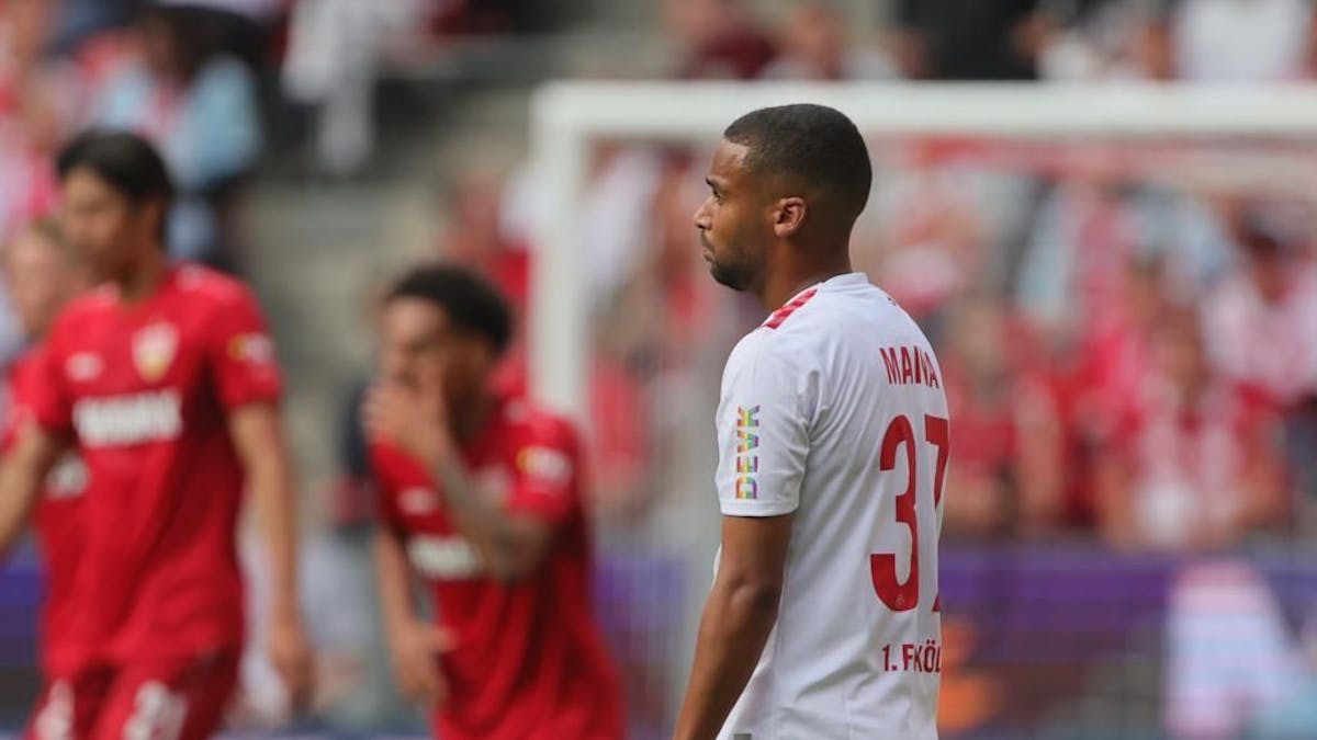 Linton Maina blickt im Spiel des 1. FC Köln gegen den VfB Stuttgart bedient über den Platz. 