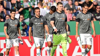 Die Einwechselspieler von Borussia auf dem Weg zur Ersatzbank.