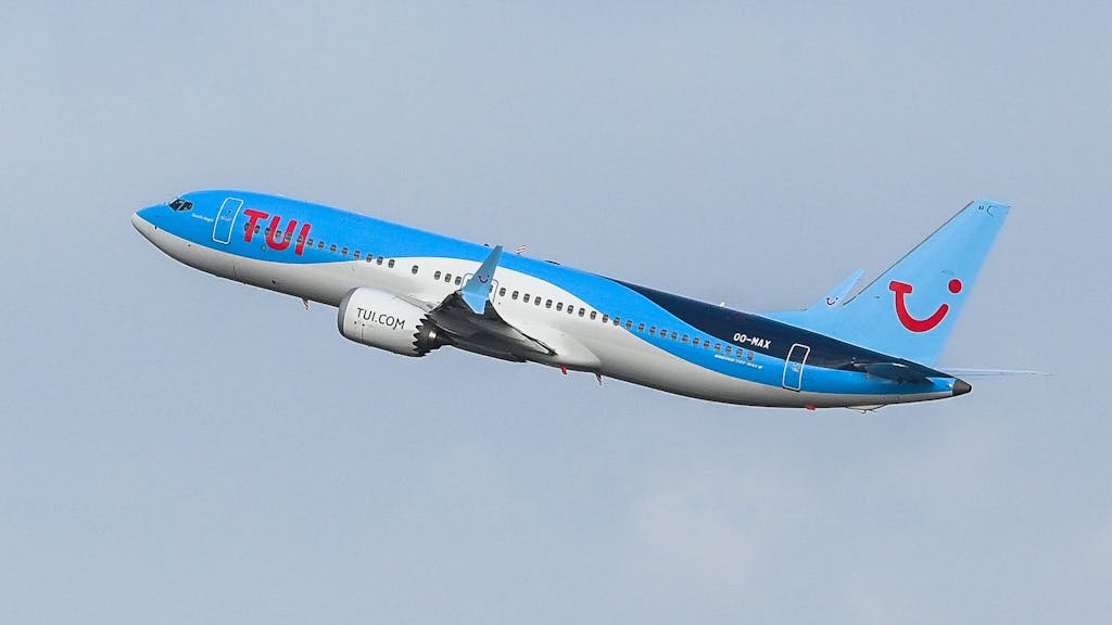 Ein Flug mit Passagieren einer Boeing 737 MAX von TUI fly Belgium hebt am Flughafen Brüssel ab, hier im Februar 2021.