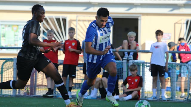 Das Bild zeigt den Fußballer Deniz Isitmen im Laufduell mit einem Gegenspieler.
