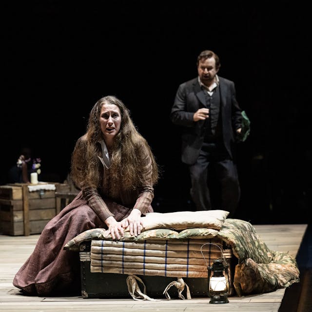 Emily Hindrichs und John Heuzenroeder in der Uraufführung von „The Strangers“ an der Oper Köln