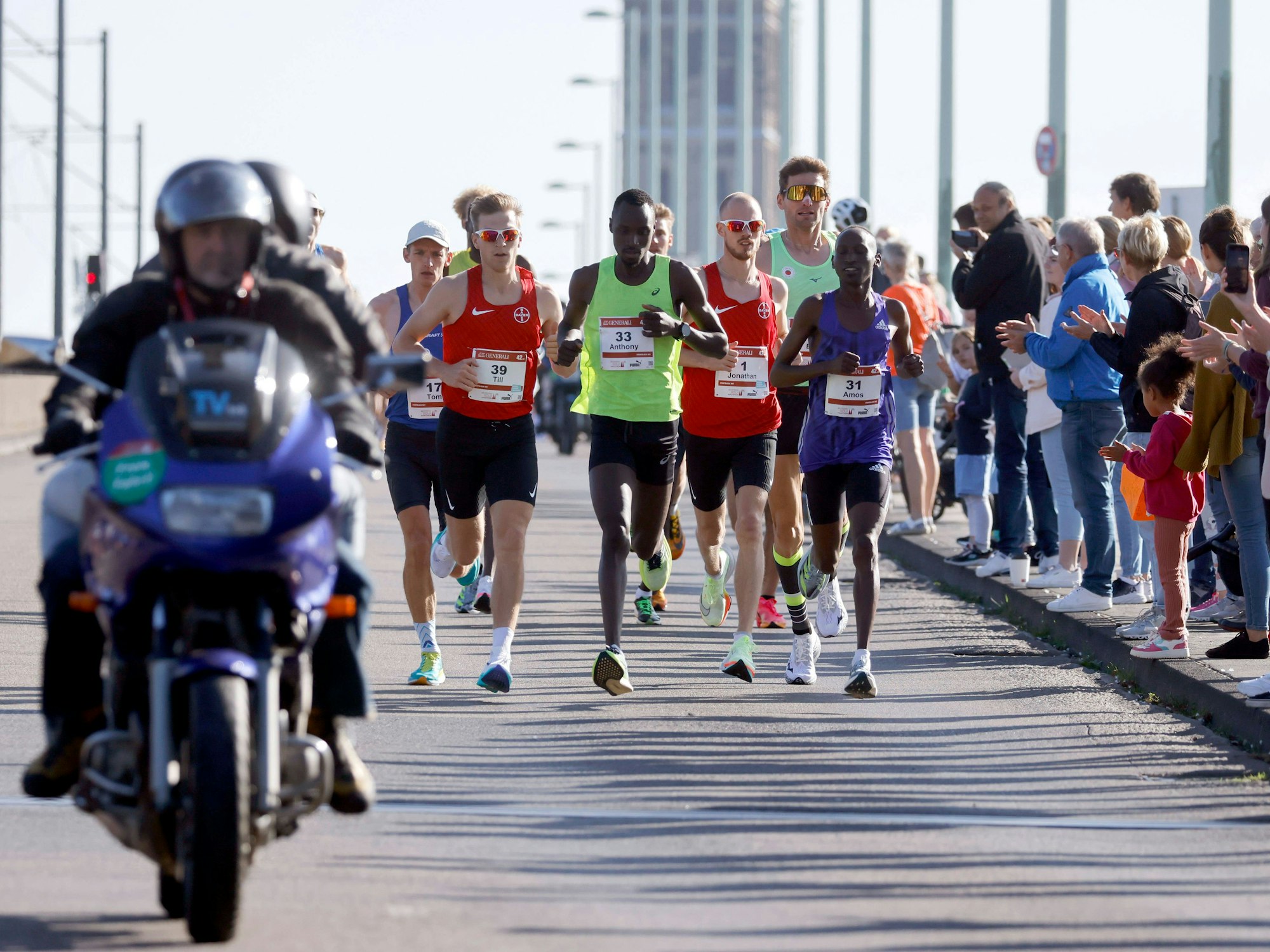 Teilnehmer beim Köln Marathon laufen über die Deutzer Brücke. Im Bild die Spitzengruppe mit Jonathan Dahlke, der wenig später ausscheiden musste.