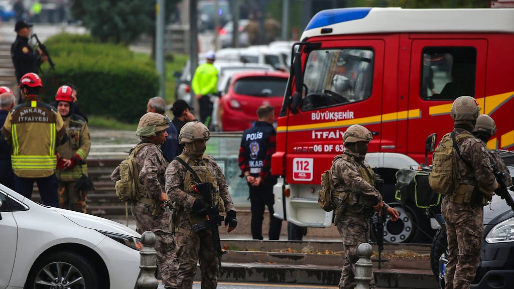 Türkische Polizisten und Sicherheitskräfte riegeln nach einer Explosion in Ankara ein Gebiet ab.