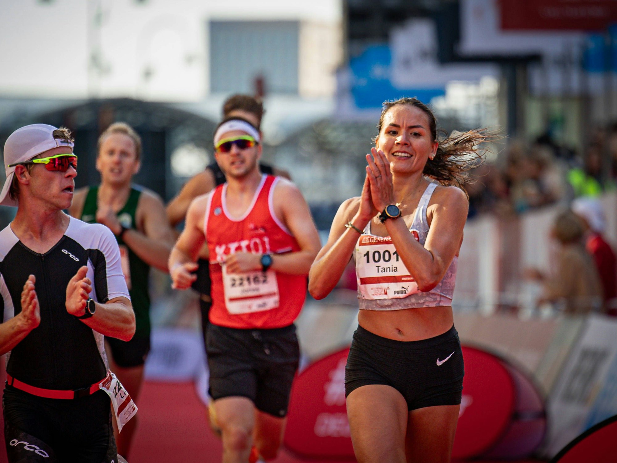 Tania Moser läuft beim Halbmarathon als zweite Frau ins Ziel ein.