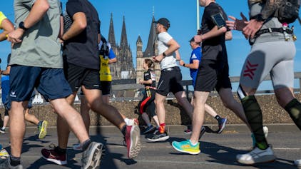 Der erste Kilometer des Köln-Marathons 2023 führte über die Deutzer Brücke, Dom-Panorama inklusive.