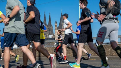 Der erste Kilometer des Köln-Marathons 2023 führte über die Deutzer Brücke, Dom-Panorama inklusive.