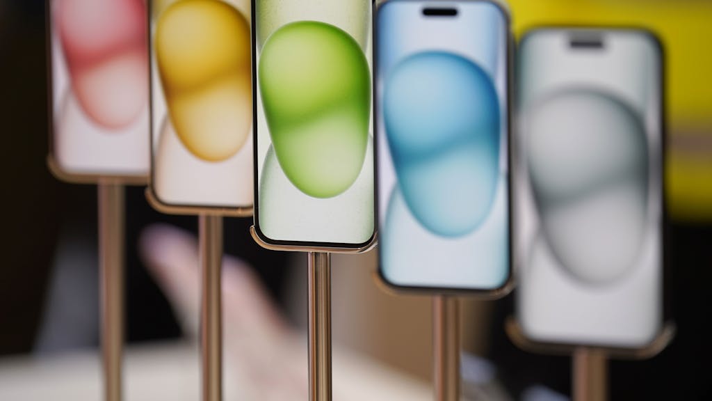 Das neue Apple iPhone 15 wird im Flagship-Store des Technologiekonzerns in der Regent Street ausgestellt.