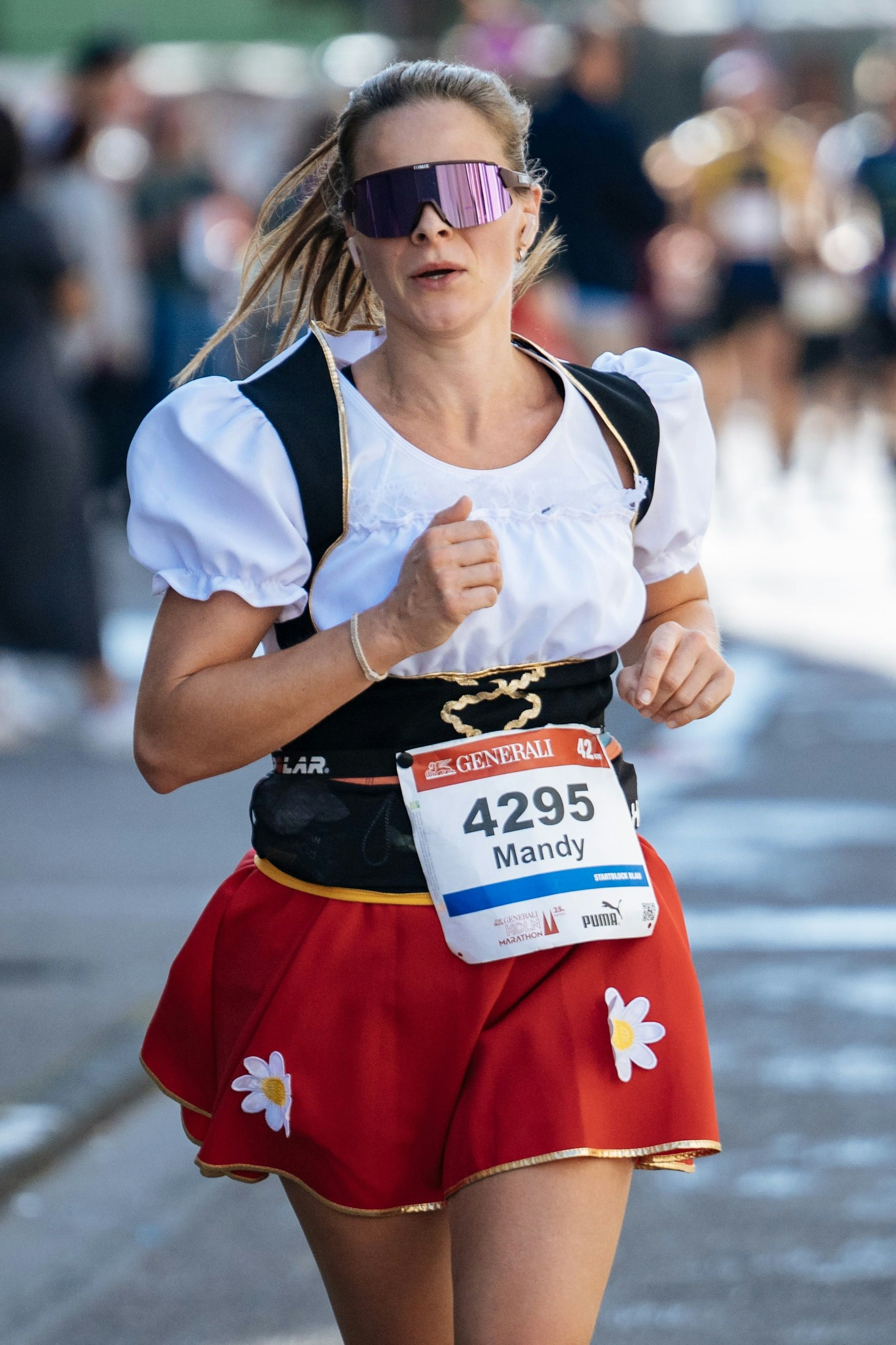 Läuferin Mandy feierte beim Marathon im Dirndl ihr Oktoberfest.
