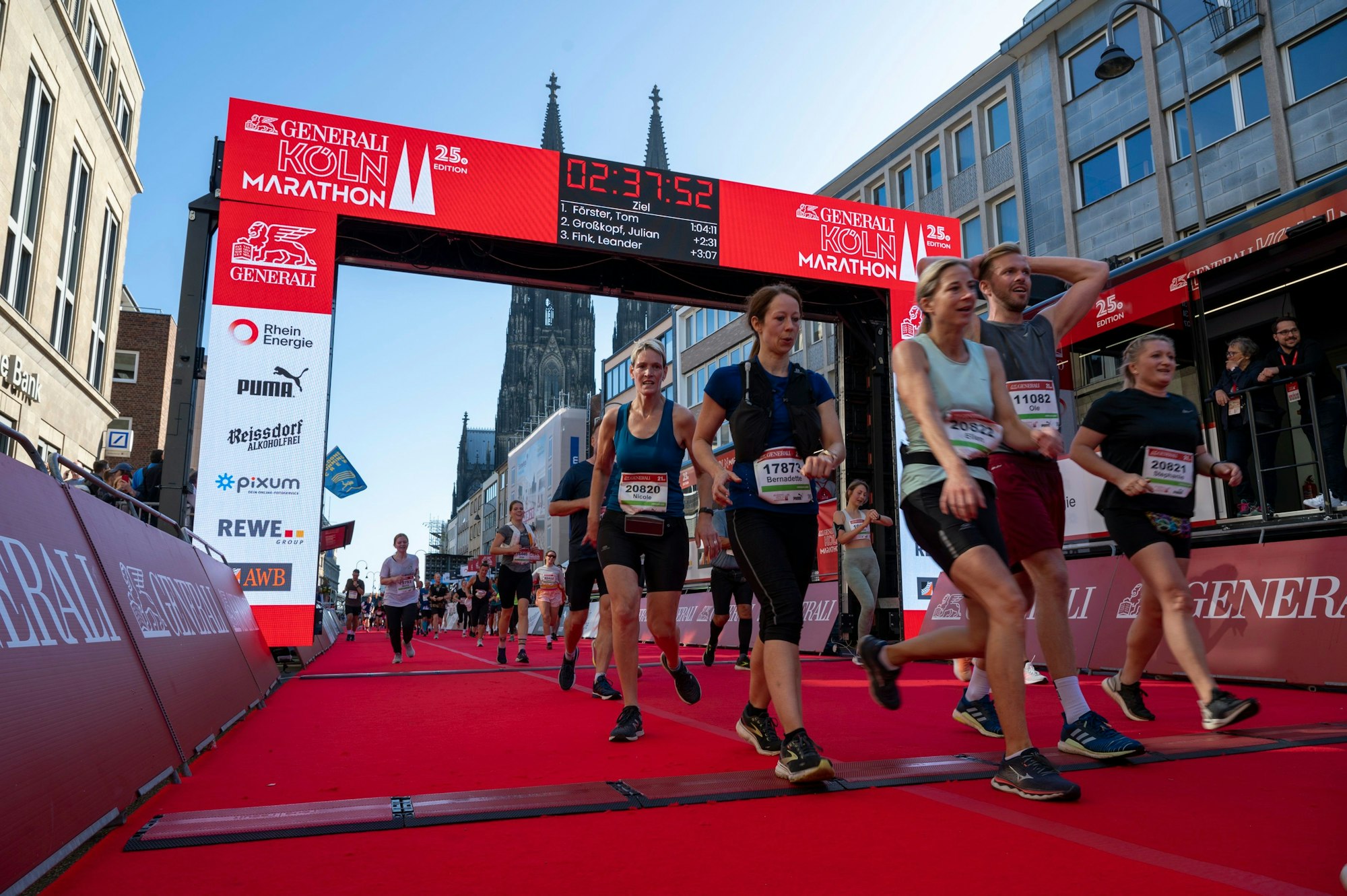 Der Zieleinlauf des Köln Marathons fand im Schatten des Doms statt.