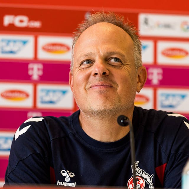 FC-Trainer Daniel Weber auf einer Pressekonferenz des 1. FC Köln (Symbolbild)