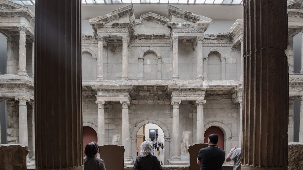 Besucher und Besucherinnen stehen im Pergamonmuseum in Berlin vor dem Markttor, hier im Mai 2023.