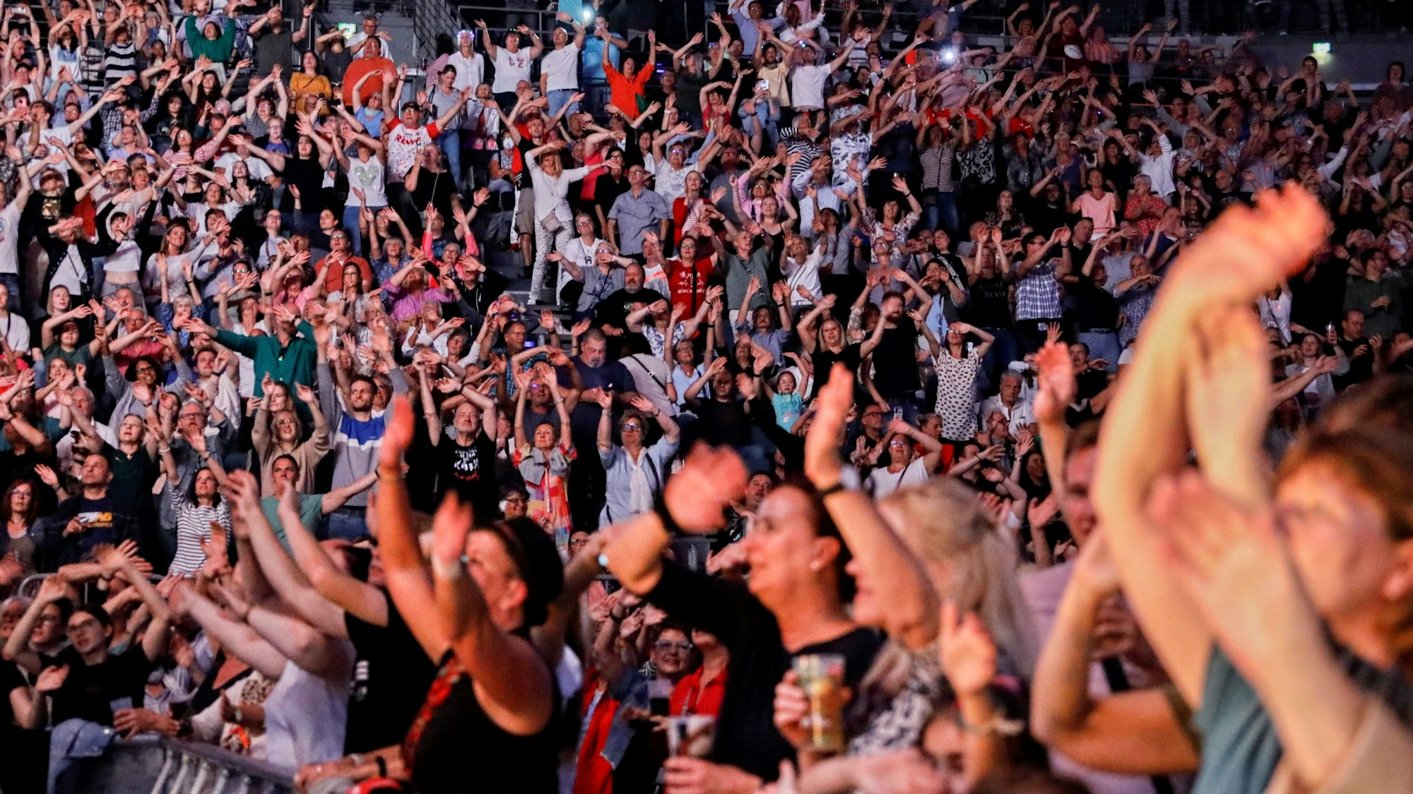 Loala in der Lanxess-Arena: Zuschauerinnen und Zuschauer haben gute Laune beim Mitsing-Event „Kölle singt“.