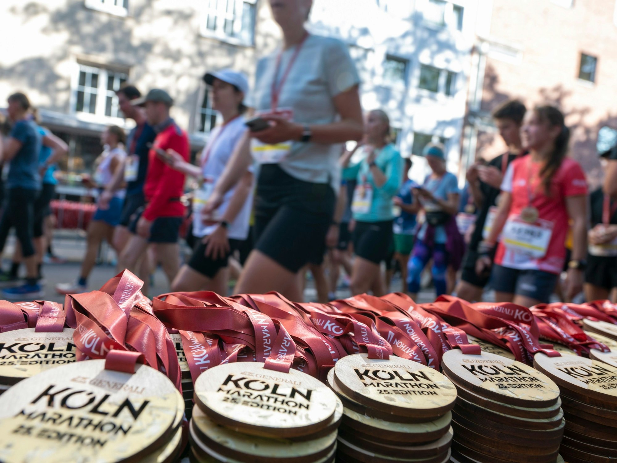 Medaillen für die Läuferinnen und Läufer