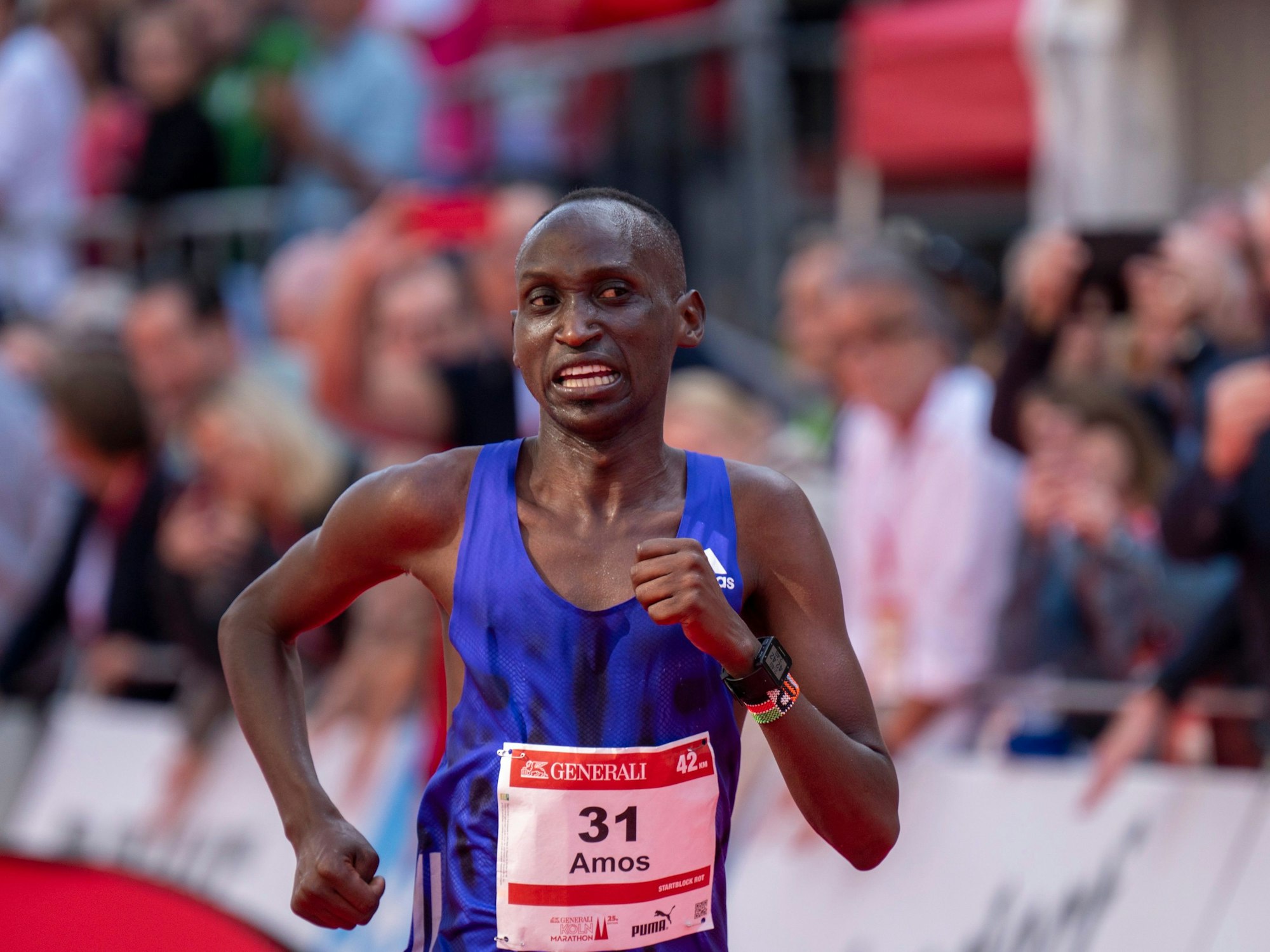 Amos Kipkorir Changwany gewinnt den 25. Köln-Marathon.