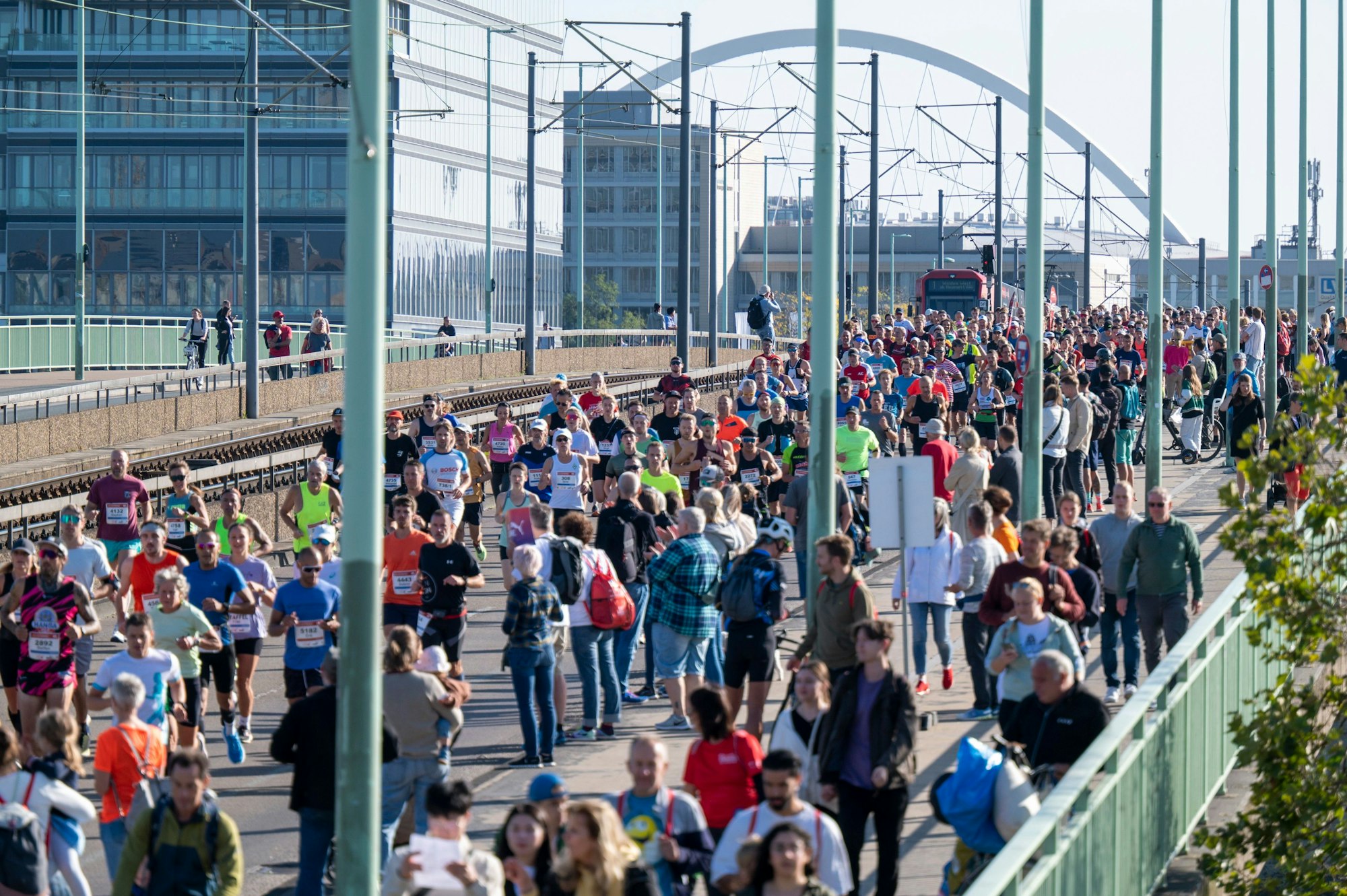 Der erste Kilometer des Köln Marathons führte über die Deutzer Brücke.