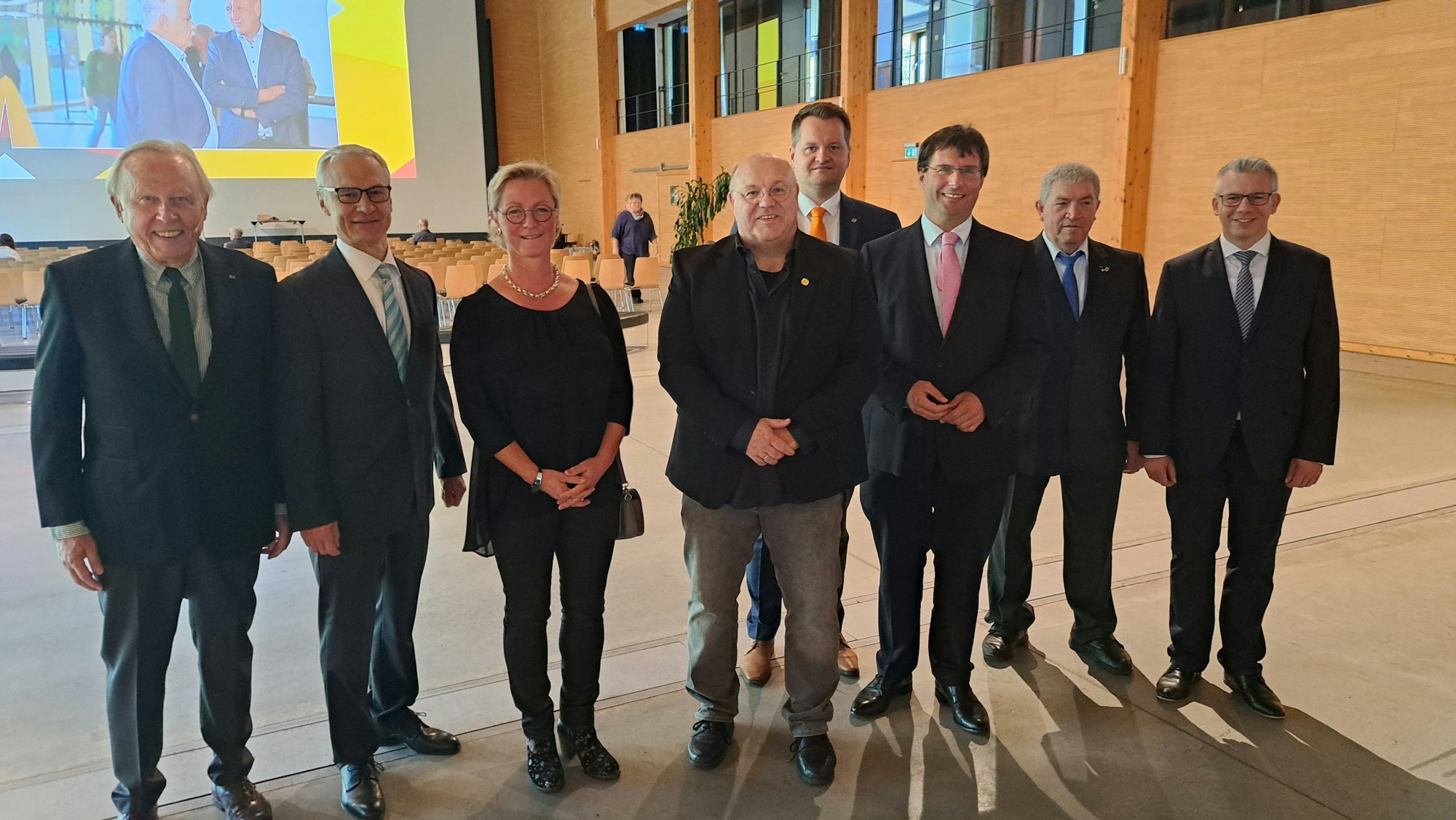 Das Foto zeigt die beiden Preisträger des CDU-Bürgerpreises, Moderator Werner Sülzer und verschiedene Politiker