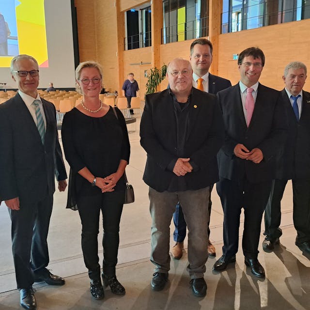 Das Foto zeigt die beiden Preisträger des CDU-Bürgerpreises,&nbsp; Moderator Werner Sülzer und verschiedene Politiker