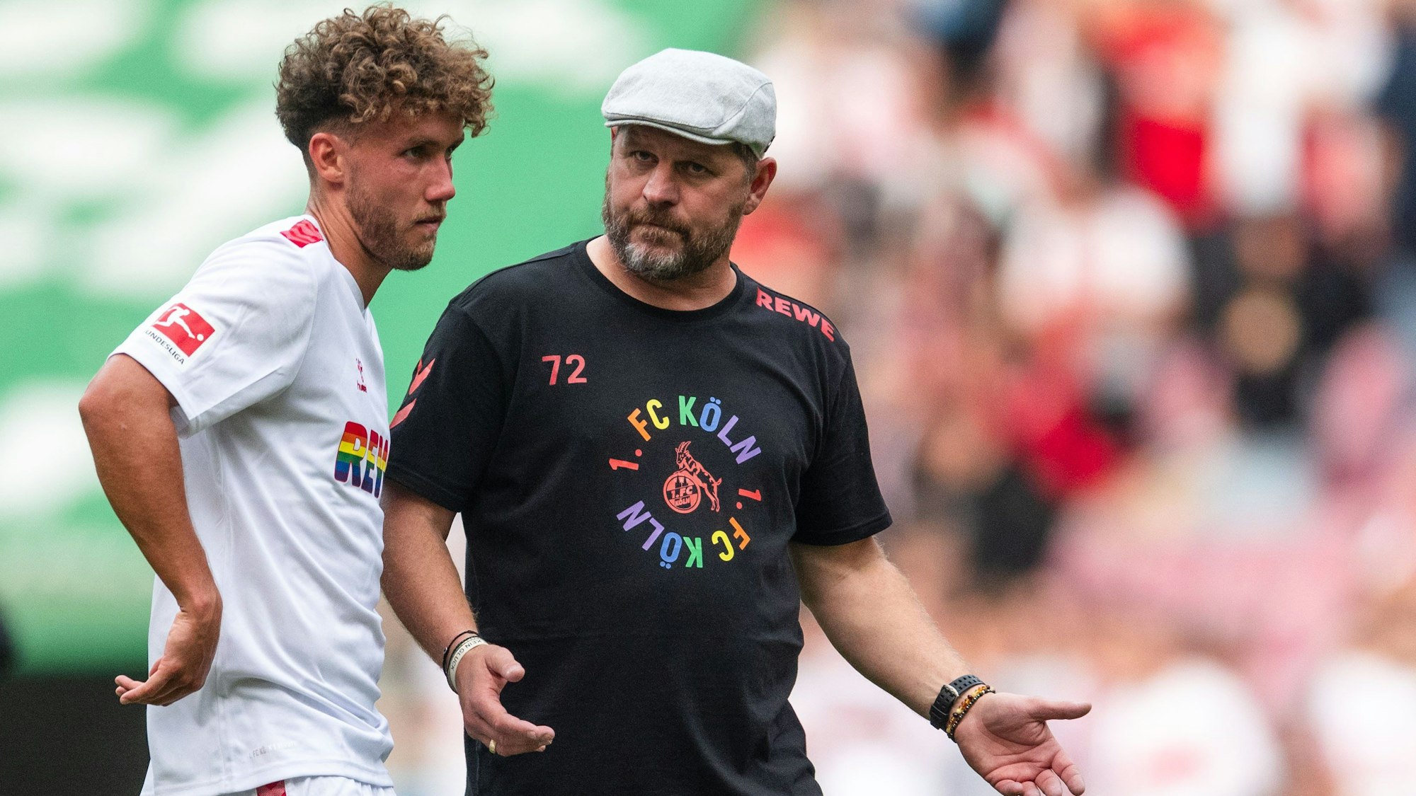 Luca Waldschmidt und FC-Trainer Steffen Baumgart stehen nach der Partie zusammen. Waldschmidt wurde gegen Stuttgart erneut nur eingewechselt.