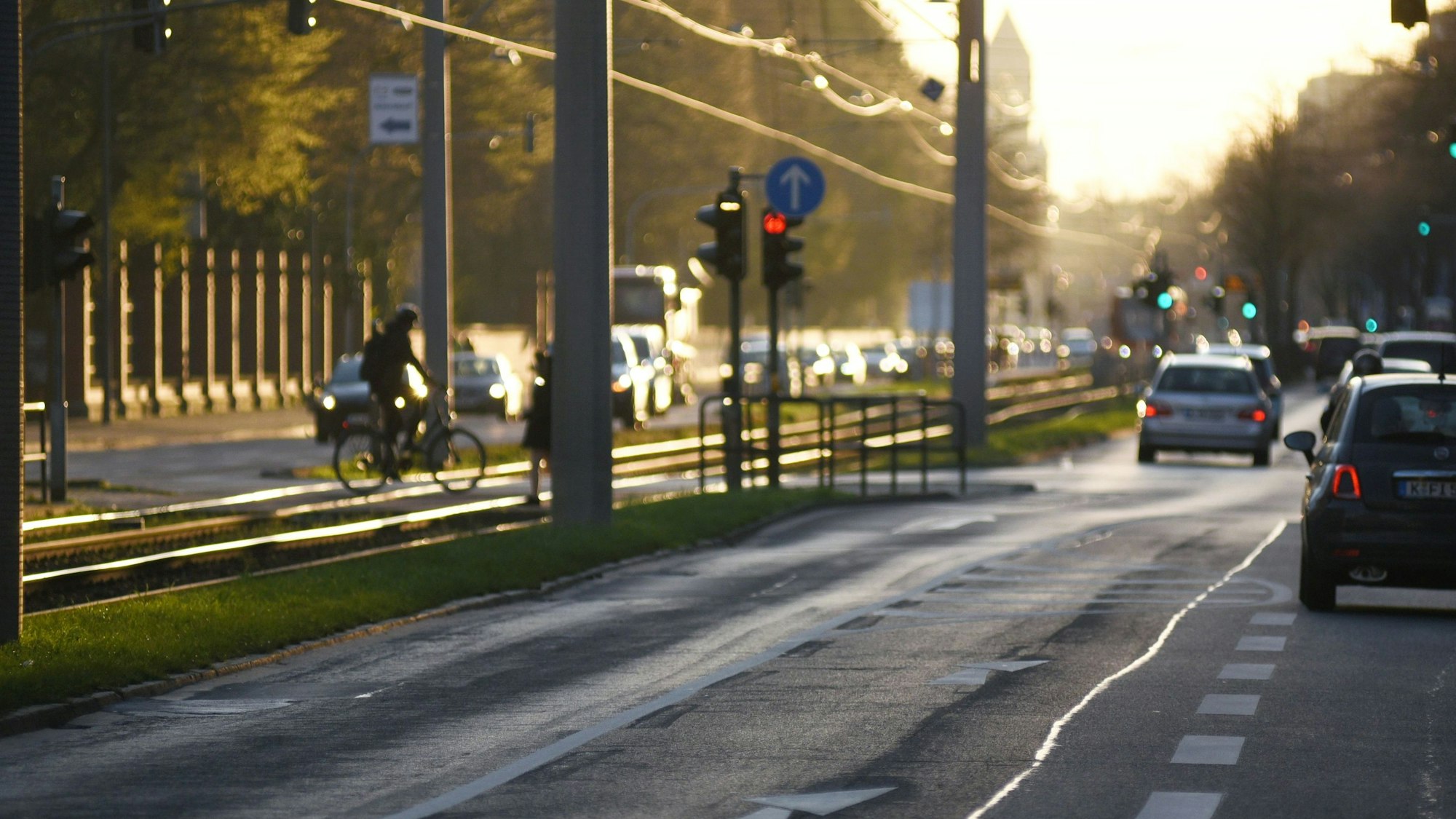 

Blick auf Radfahrer und Autos im Kölner Berufsverkehr auf der Aachener Straße.